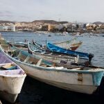 En este caso, los traficantes de seres humanos renunciaron a las típicas pateras y optaron por un pesquero con mayor capacidad. EFE/Quique Curbelo