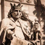 Estatua de Alfonso X el Sabio en la Biblioteca Nacional, Madrid