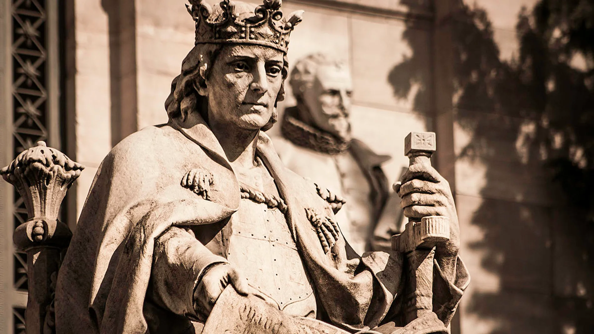 Estatua de Alfonso X el Sabio en la Biblioteca Nacional, Madrid