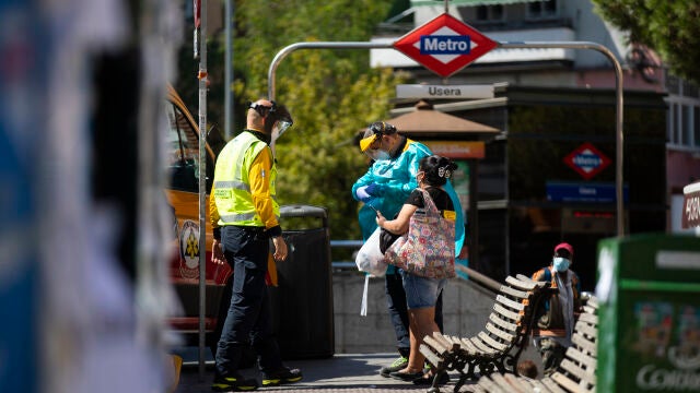 Sanitarios de los servicios de Emergencia de Madrid junto a la parada de Metro de Usera