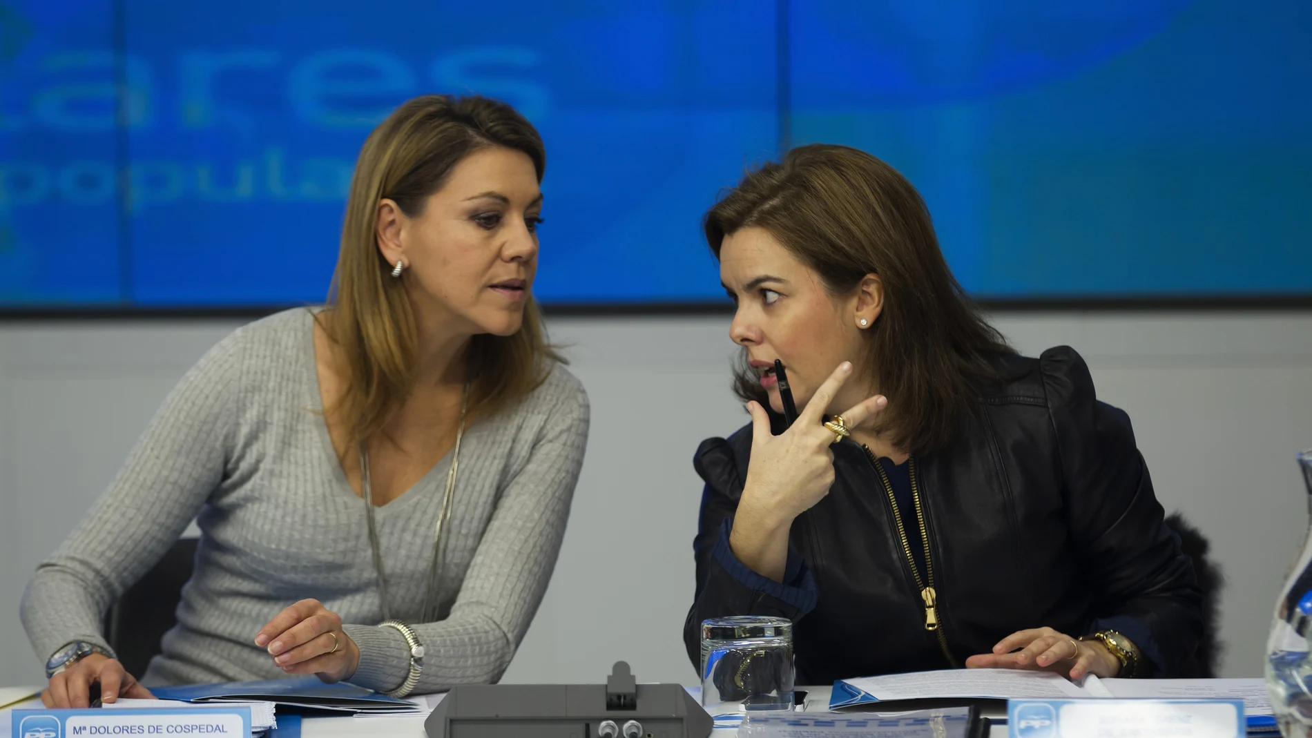 Las ex secretaria general del PP, María Dolores Cospedal y la ex vicepresidenta Soraya Sáenz de Santamaría, en Génova