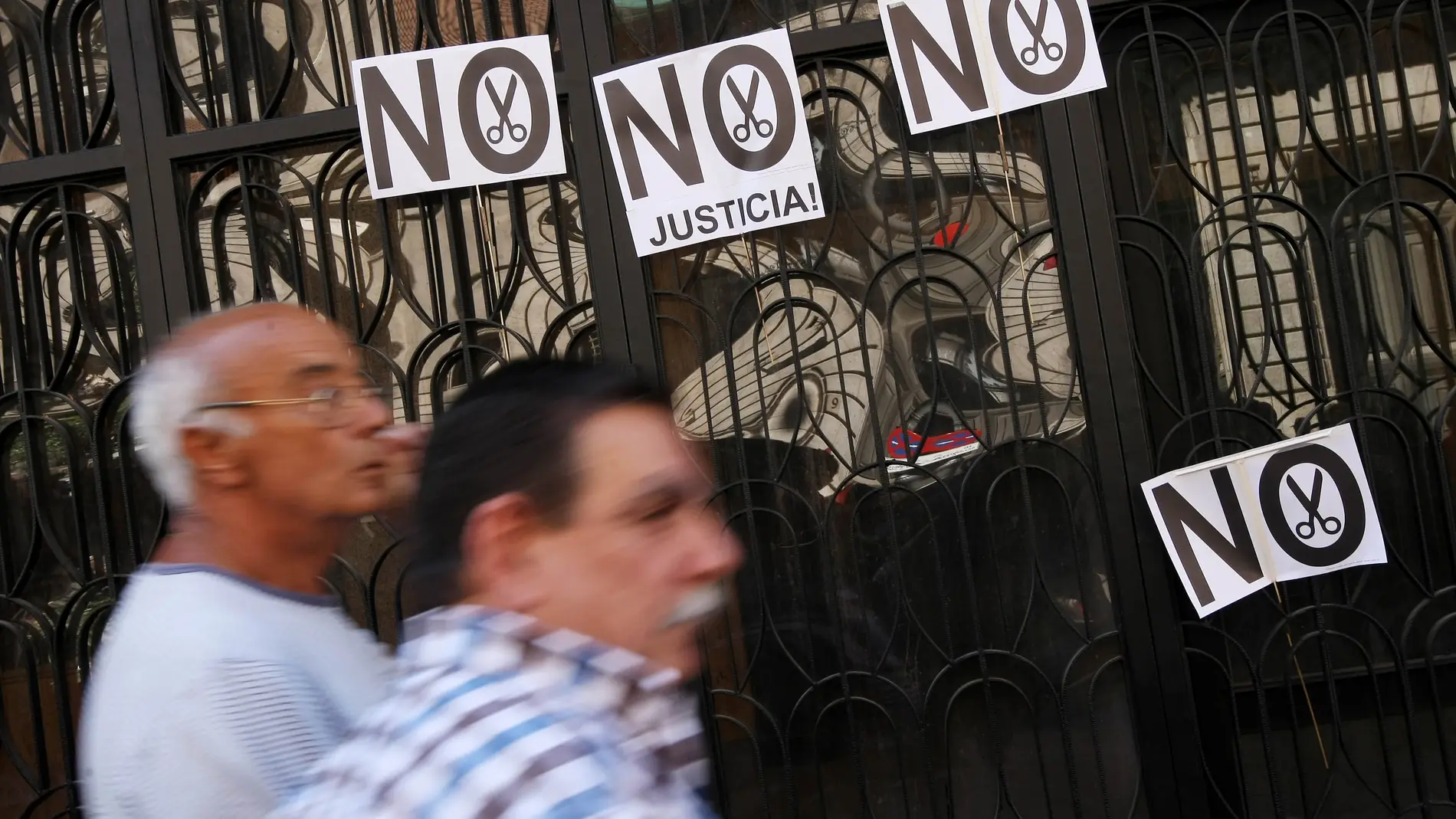 Protesta de funcionarios frente al Ministerio de Economía en Madrid