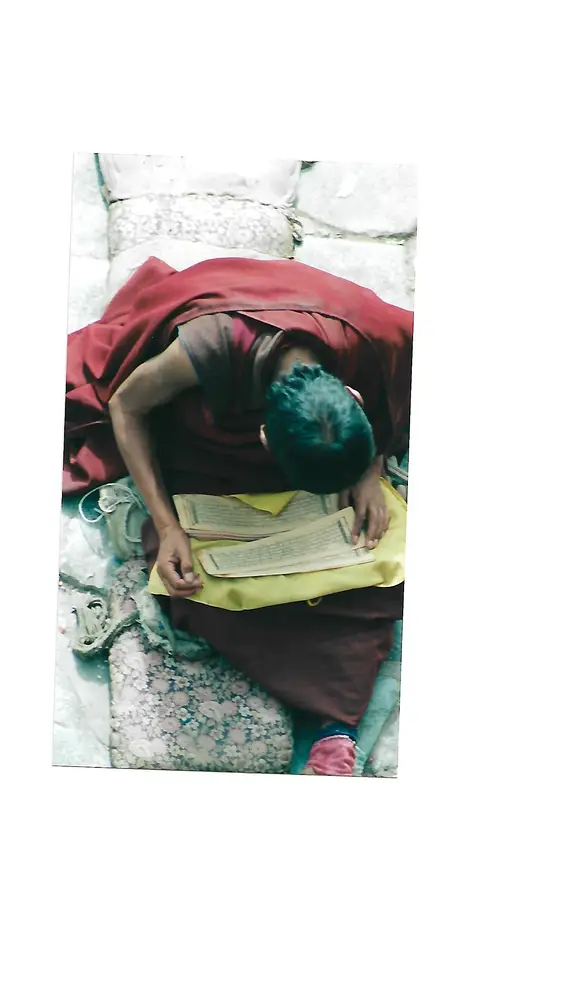 Monje tibetano estudiando en el Jokhang