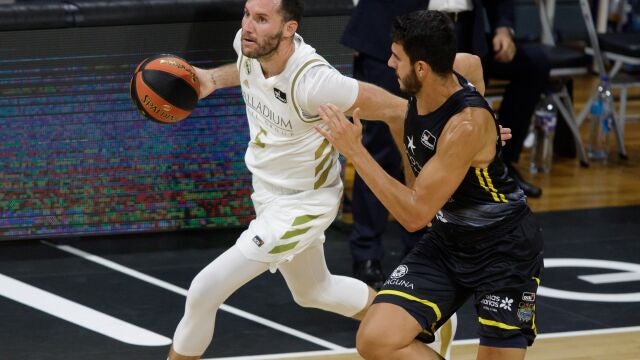 Rudy Fernández conduce la pelota ante la defensa de Sergio Rodríguez