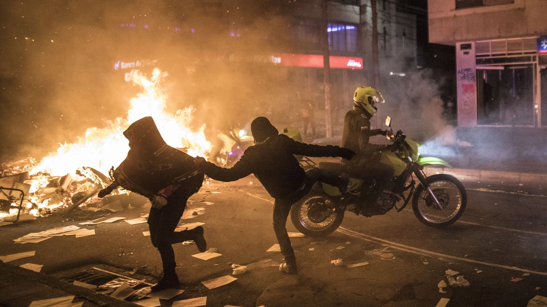 Manifestantes y policia en los enfrentamientos en la noche de Bogotá.
