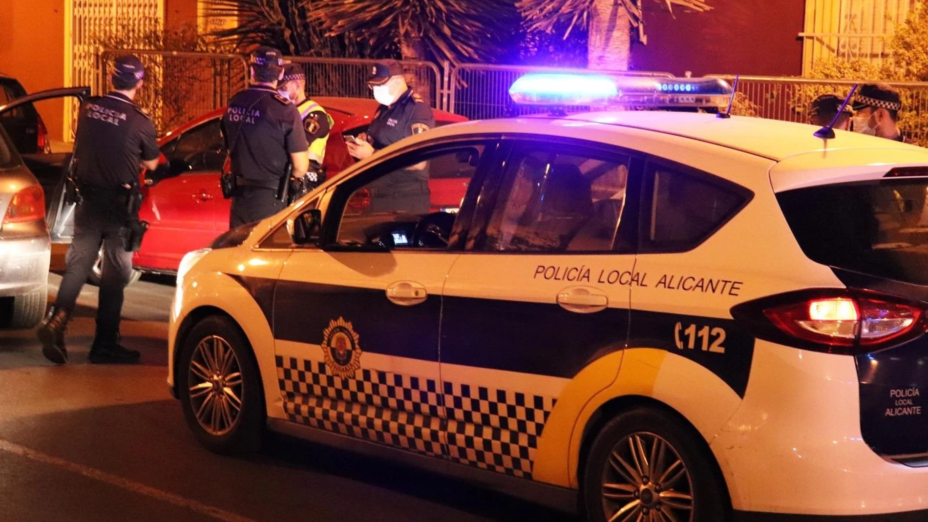 Alicante.- Sucesos.- Interceptan a un conductor que se dio a la fuga tras chocar contra cuatro coches y una moto