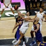Campazzo intenta anotar ante la defensa del Barça