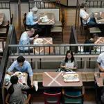 Un grupo de personas come en un restaurante de Hong Kong siguiendo las normas de distanciamiento social impuestas para evitar más contagios por coronavirus13/09/2020