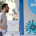 Un hombre se somete a un test en Jerusalén, Israel