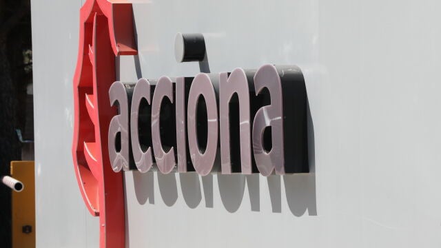 Cartel de la empresa Acciona colocado en una de sus oficinas de Madrid