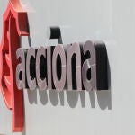 Cartel de la empresa Acciona colocado en una de sus oficinas de Madrid