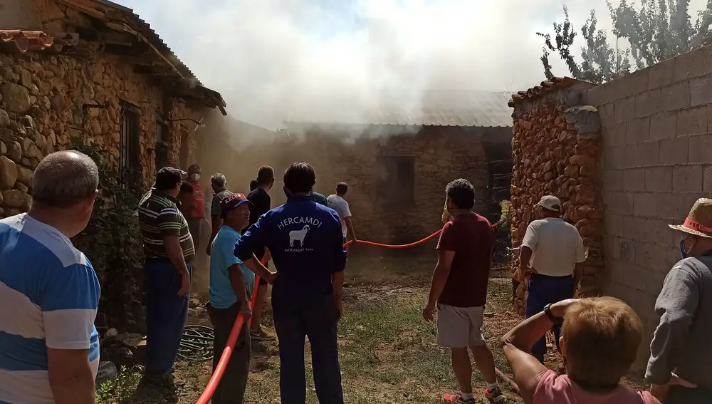 Los vecinos de Nogarejas apagan el fuego