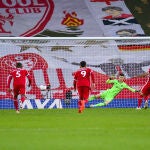 Mohamed Salah marca de penalti uno de los tres goles que consiguió contra el Leeds.