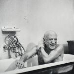 Picasso en su bañera de la Californie, fotografiado por David Douglas Duncan