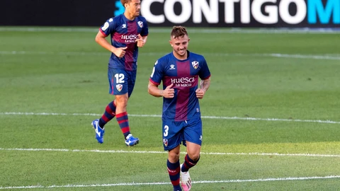 Pablo Maffeo con el Huesca.