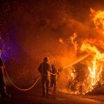 Varios bomberos forestales realizan labores de extinción en el incendio forestal de Cualedro (Ourense)