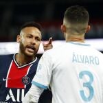 El enfrentamiento entre Neymar y Álvaro González se trasladó del campo a las redes sociales.