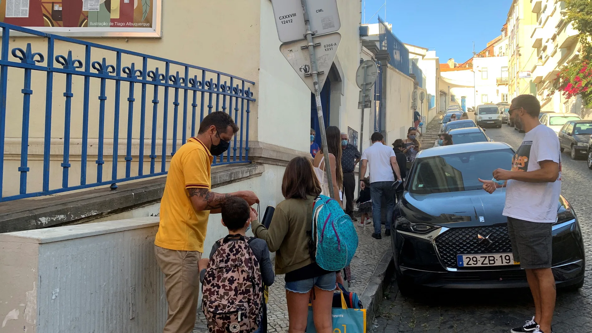 Niños eufóricos, padres ansiosos: Portugal vuelve al cole