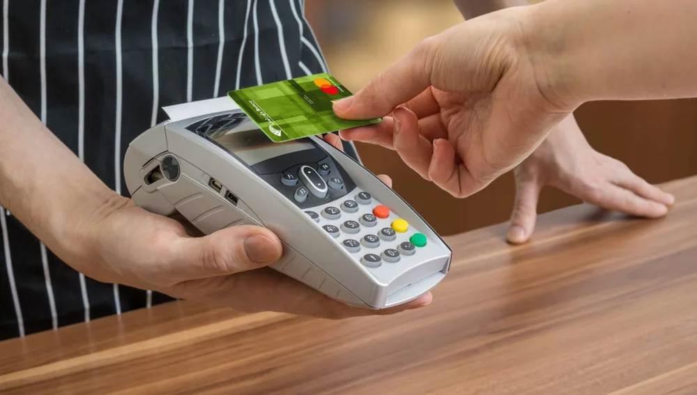 La Guardia Civil pide que no hagamos nunca esto al pagar con tarjeta 5 Merca2.es La forma de pago muy común