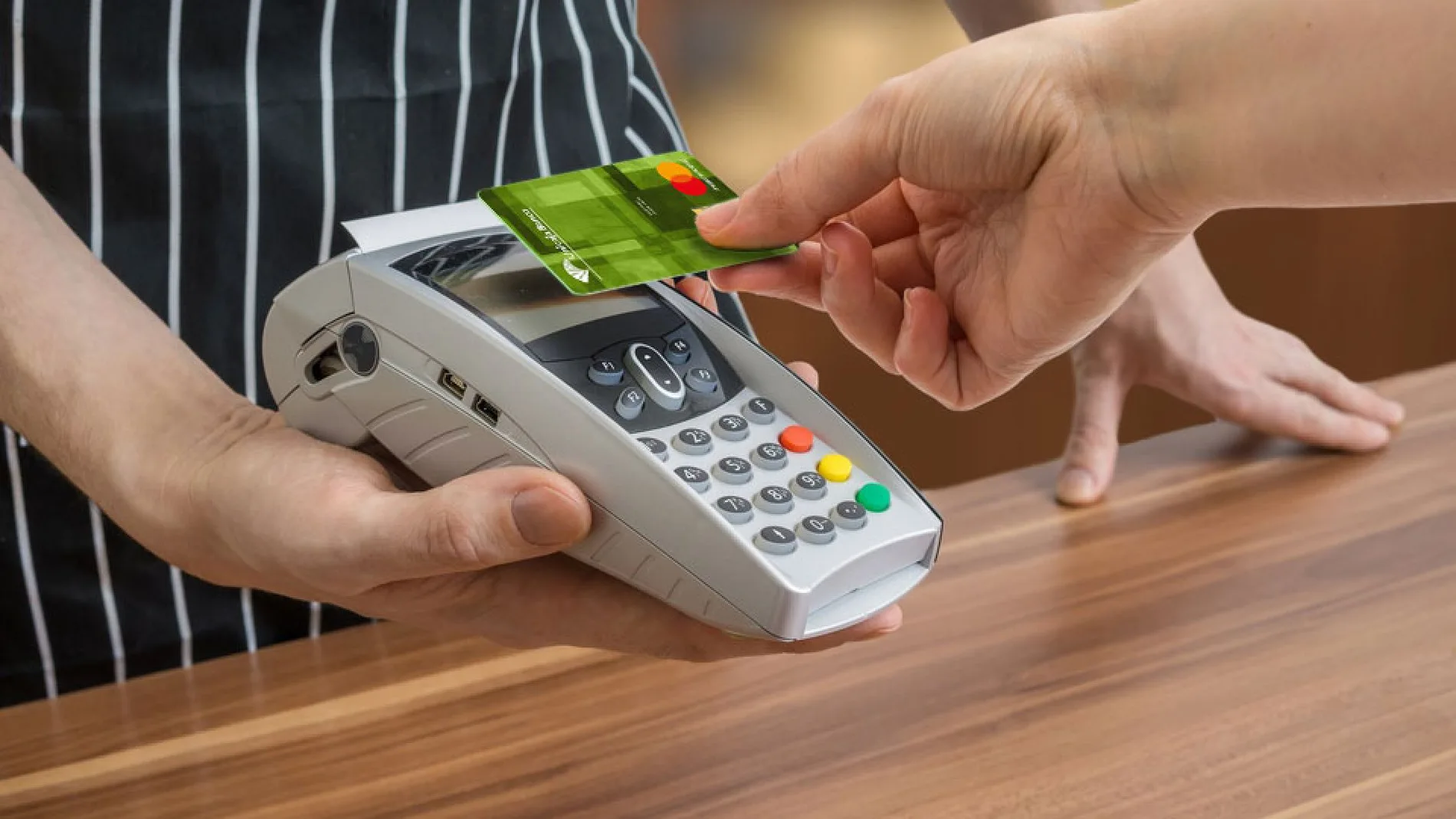 Unicaja Banco incentiva el uso de tarjetas de crédito y débito