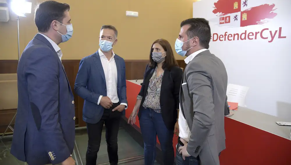 Tudanca conversa con Ander Gil, Daniel de la Rosa y Esther Peña, tras presidiri la Interparlamentaria del PSOE de Burgos