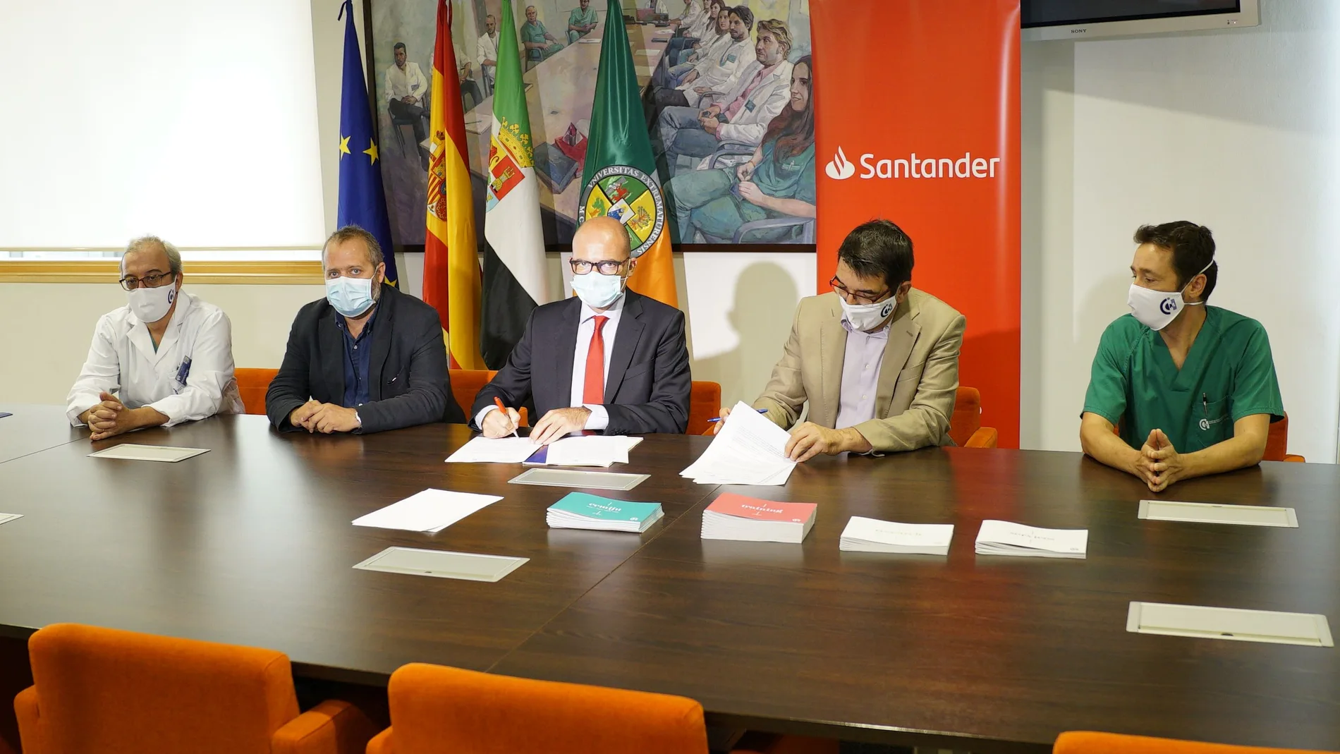 Un momento de la firma del convenio del Banco Santander con el CCMIJU