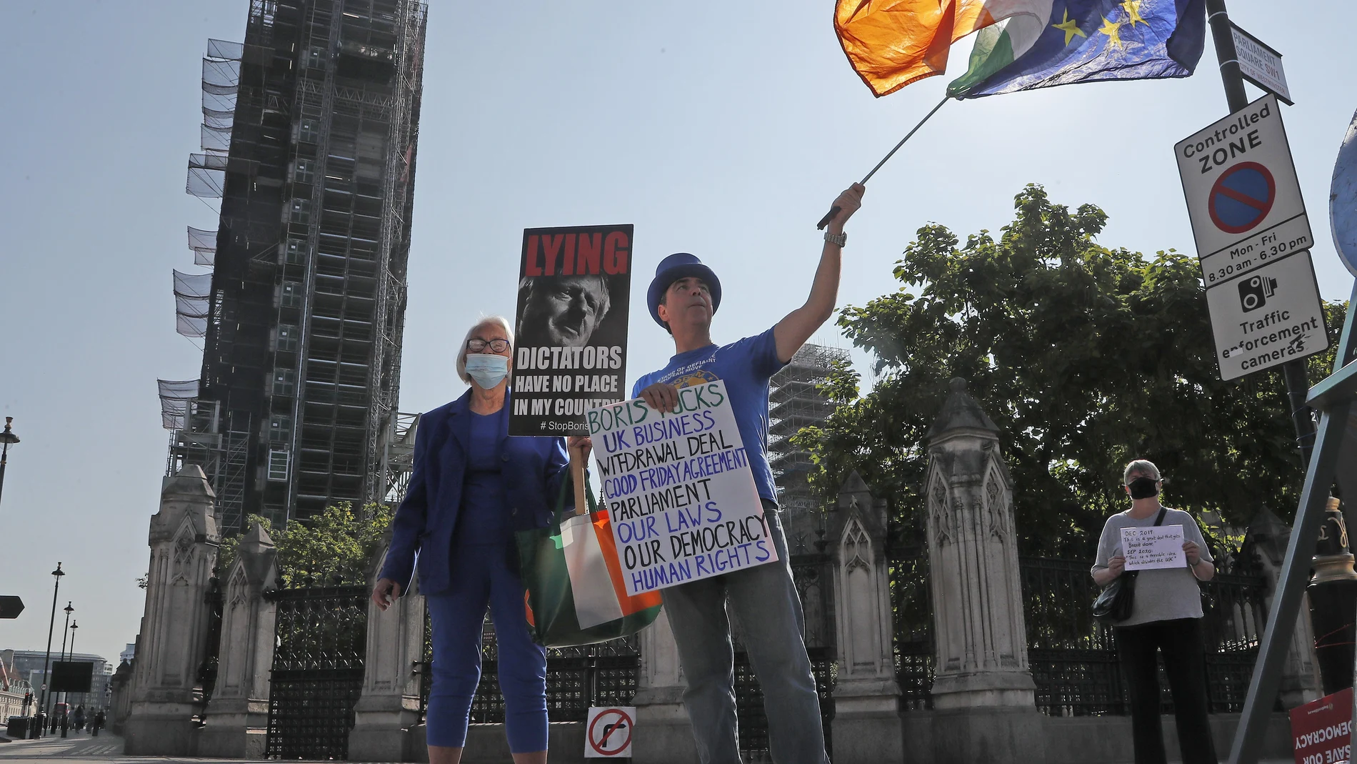 Manifestantes en contra del Brexit cerca del Parlamento de Londres, hoy