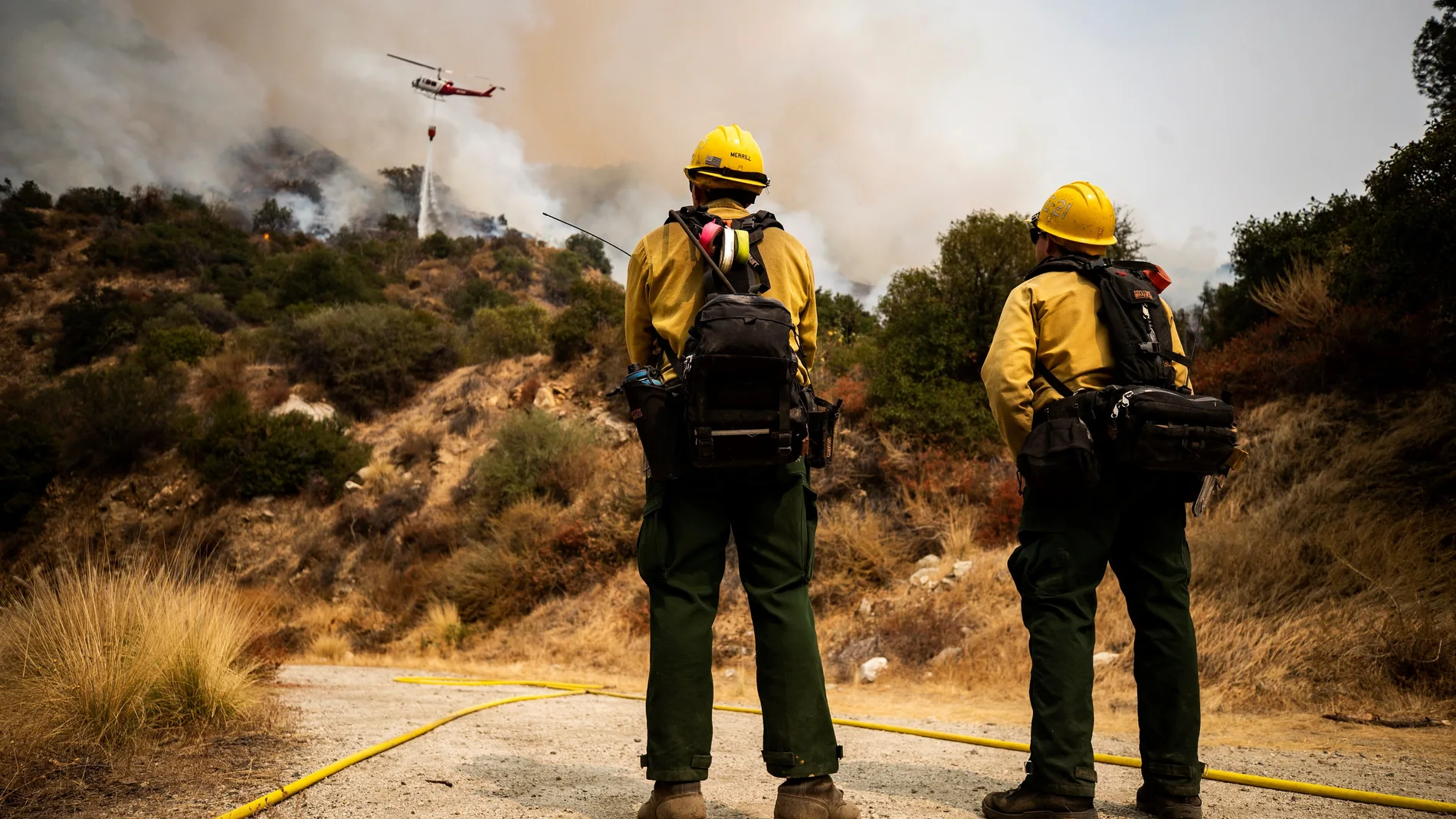 El tiempo da un respiro a los bomberos en EE.UU., pero preocupa el pronóstico