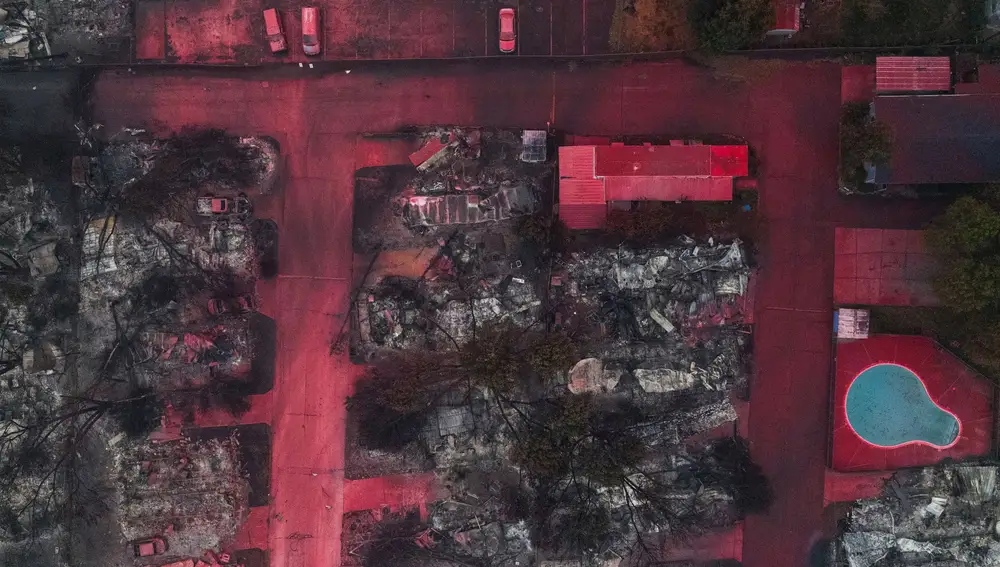 Imagen aérea de las residencias, vehículos y piscinas quenadas en Oregón