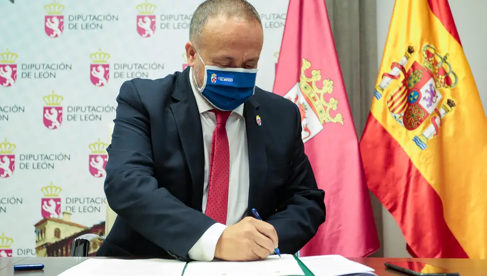 El presidente de la Diputación de León, Eduardo Morán, y el del Consejo Comarcal del Bierzo, Gerardo Álvarez Courel, firman el convenio para el desarrollo del proyecto del Banco de Tierras