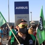Trabajadores de Airbus protestan a las puertas de la fábrica de Airbus en Getafe