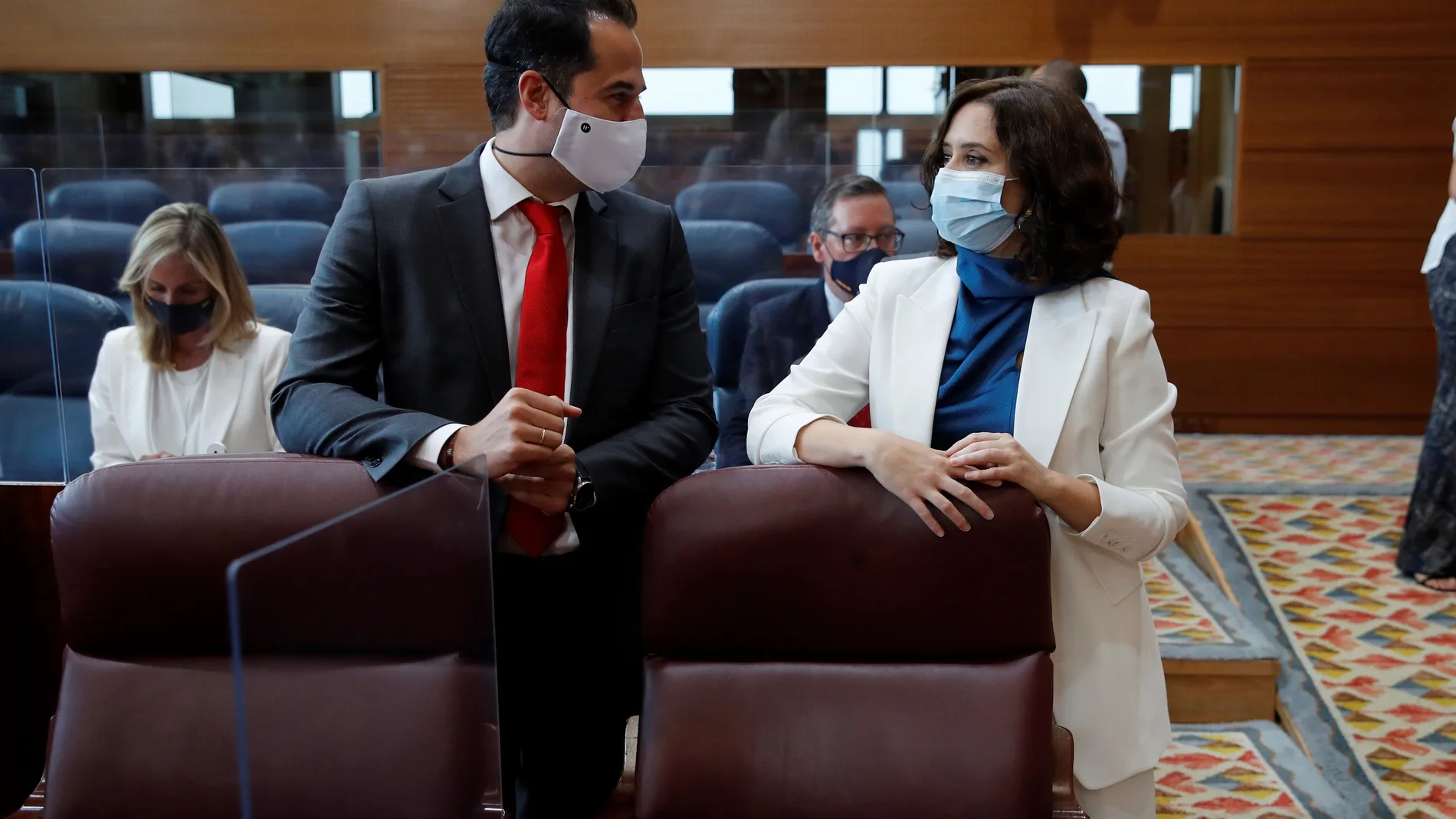 La presidenta de la Comunidad de Madrid, Isabel Díaz Ayuso, conversa con el vicepresidente madrileño, Ignacio Aguado (Cs), durante la primera sesión del Pleno del Debate del Estado de la Región que se celebra hoy en la Asamblea de Madrid