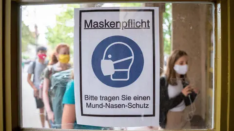 Cartel informando del uso obligatorio de la mascarilla en la entrada de un colegio en Berlín