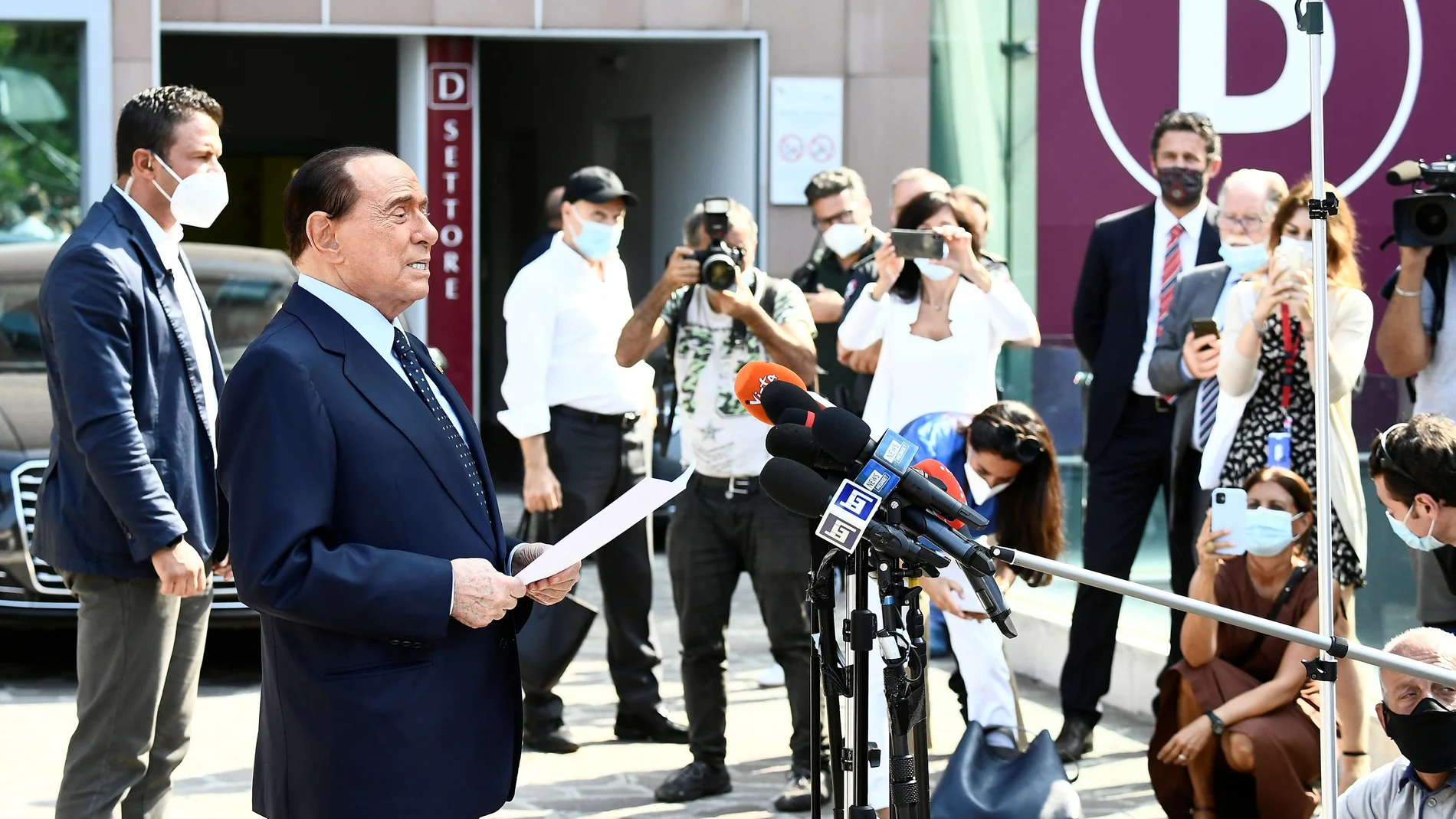 Silvio Berlusconi habla con los medios tras salir del hospital