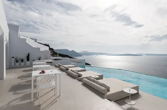 Un auténtico hotel de lujo te espera en las cuevas de Santorini