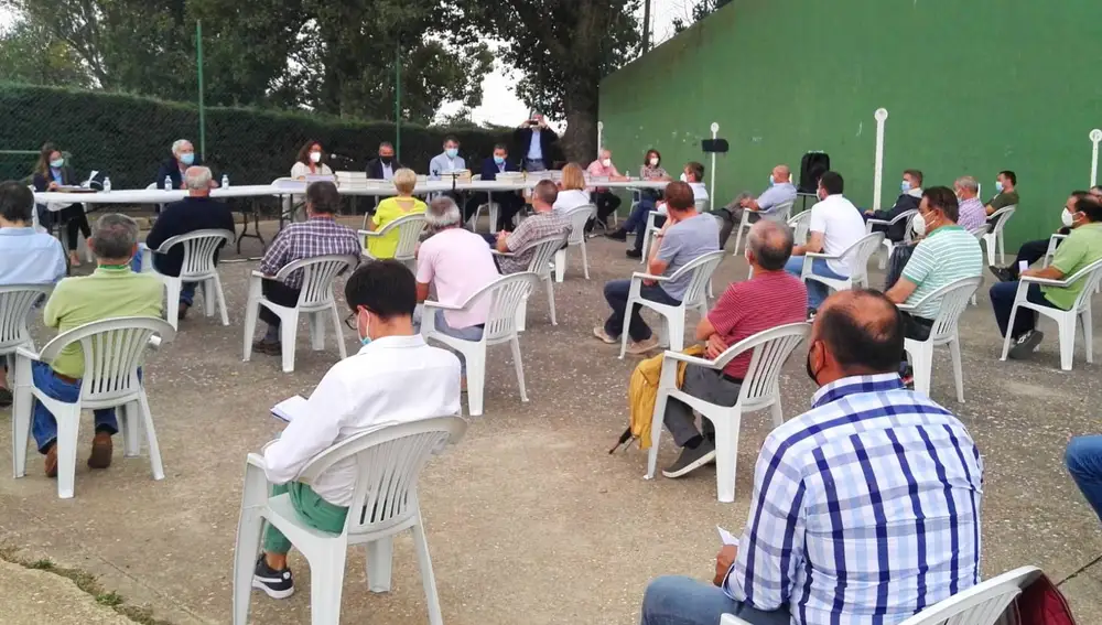 Reunión de la directora general de Desarrollo Rural, María González, con los implicados en la concentración parcelaria de Los Oteros