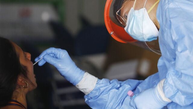 Personal sanitario haciendo test rápidos para detectar coronavirus en un centro sanitario de Córdoba