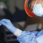 Personal sanitario haciendo test rápidos para detectar coronavirus en un centro sanitario de Córdoba
