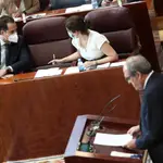 El vicepresidente y la presidenta de la Comunidad de Madrid, Ignacio Aguado e Isabel Díaz Ayuso, charlan durante la intervención del portavoz del PSOE en la Asamblea de Madrid, Ángel Gabilondo.
