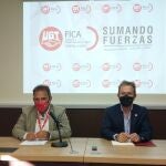 El secretario general de FICA-UGT, Pedro Hojas, (d) junto a su homólogo en Castilla y León, Miguel Ángel Gutiérrez Fierro