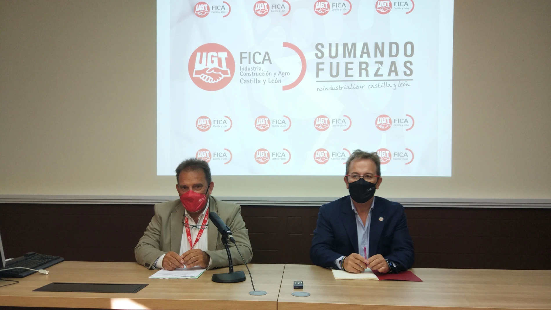 El secretario general de FICA-UGT, Pedro Hojas, (d) junto a su homólogo en Castilla y León, Miguel Ángel Gutiérrez Fierro