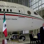 El presidente Andrés Manuel López Obrador, junto al avión presidencial