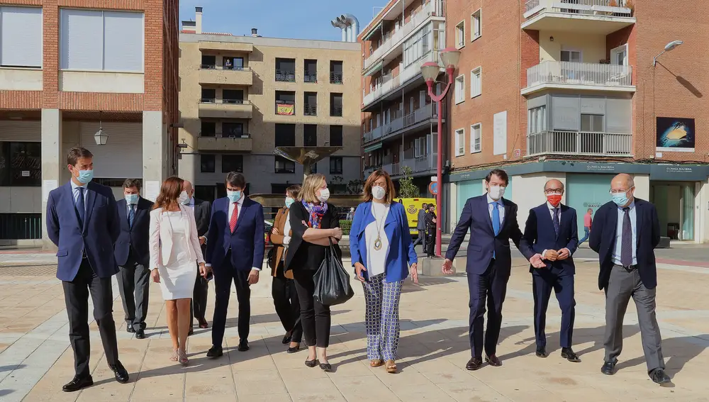 El presidente de la Junta, Alfonso Fernández Mañueco (3D) junto a los consejeros y Ángeles Armisén, antes del acto institucional de firma del Protocolo de colaboración de la Junta con el Consejo de Cámaras Oficiales de Comercio, Industria y Servicios de Castilla y León