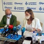 El senador del PP Fernando de Rosa y la portavoz del PP en el Ayuntamiento de València, María José Catalá, en la rueda de prensa sobre iniciativas frente a la okupación de viviendas.
