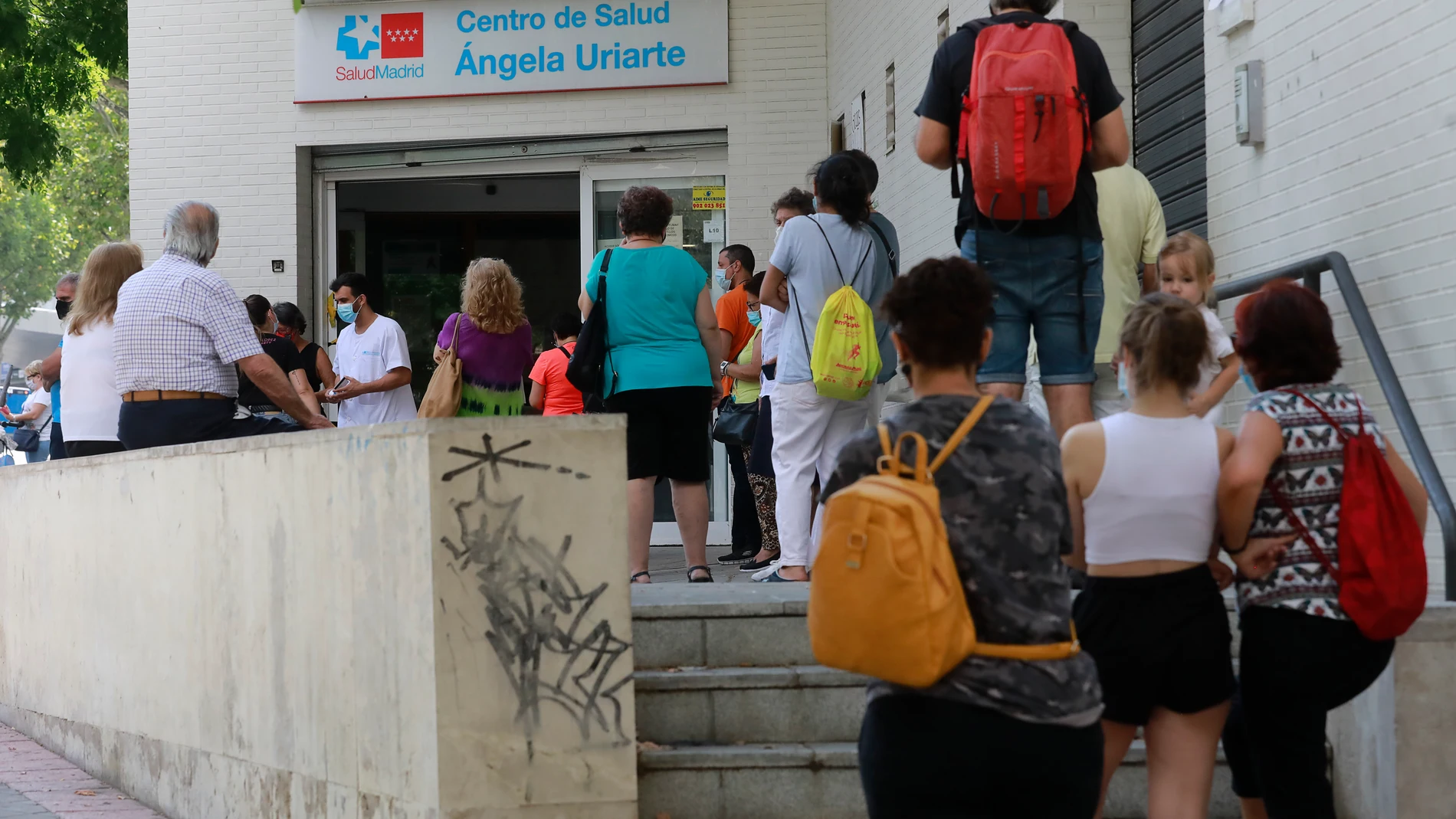 Colas en la puerta del Centro de Salud Angela Uriarte en Madrid