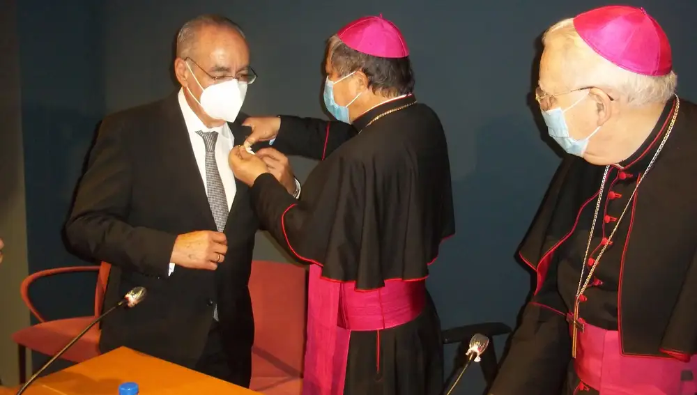 El nuncio del Papa en España, Bernardito Auza entrega la medalla “Pro Ecclesia et Pontifice”, la más alta distinción que la Santa Sede concede a seglares, al ecónomo diocesano Vicente Gutiérrez