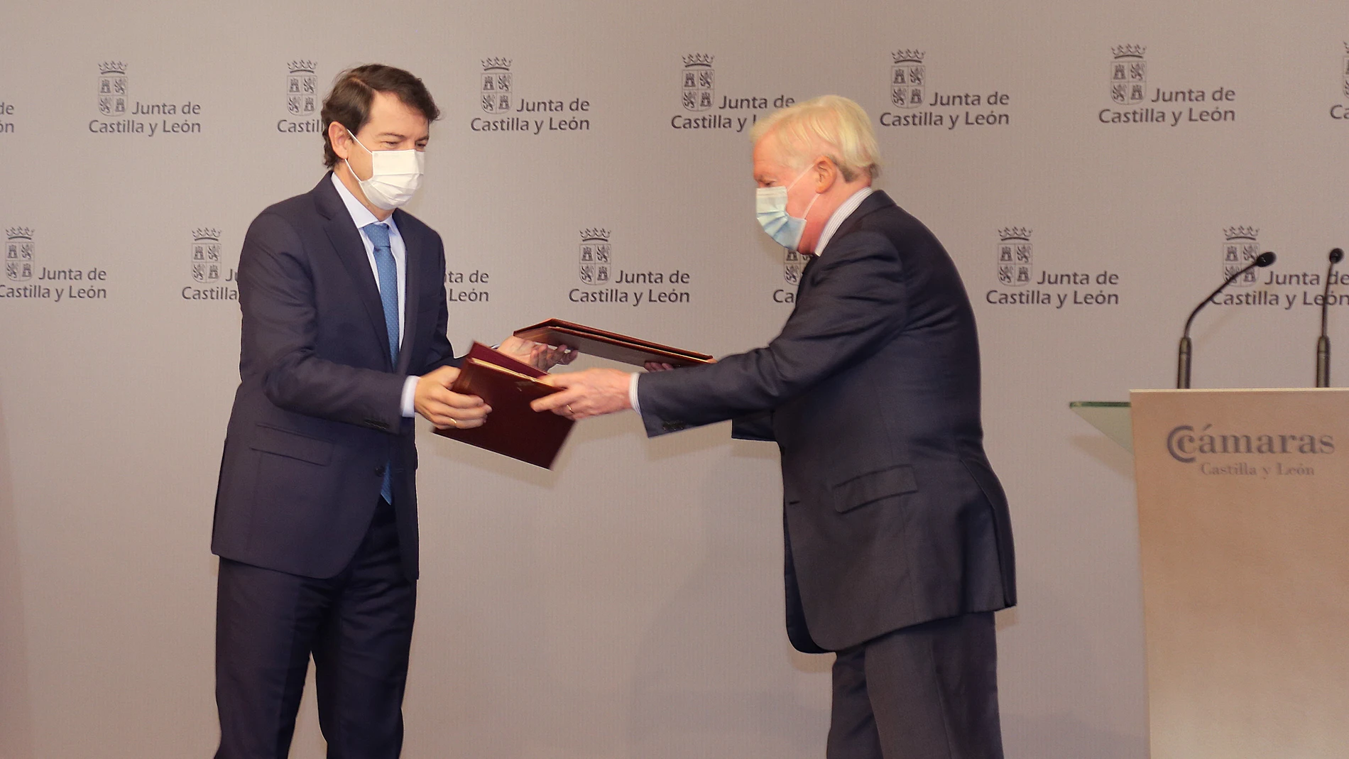 El presidente de la Junta, Alfonso Fernández Mañueco (I) y el presidente del Consejo de Cámaras Oficiales de Comercio, Industria y Servicios de Castilla y León, Antonio Miguel Mendez Pozo (D) en el acto institucional de firma del Protocolo de colaboración de la Junta con el Consejo de Cámaras Oficiales de Comercio, Industria y Servicios de Castilla y León