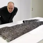 Javier González de Durana, director del Museo Balenciaga examina una de las nuevas piezas