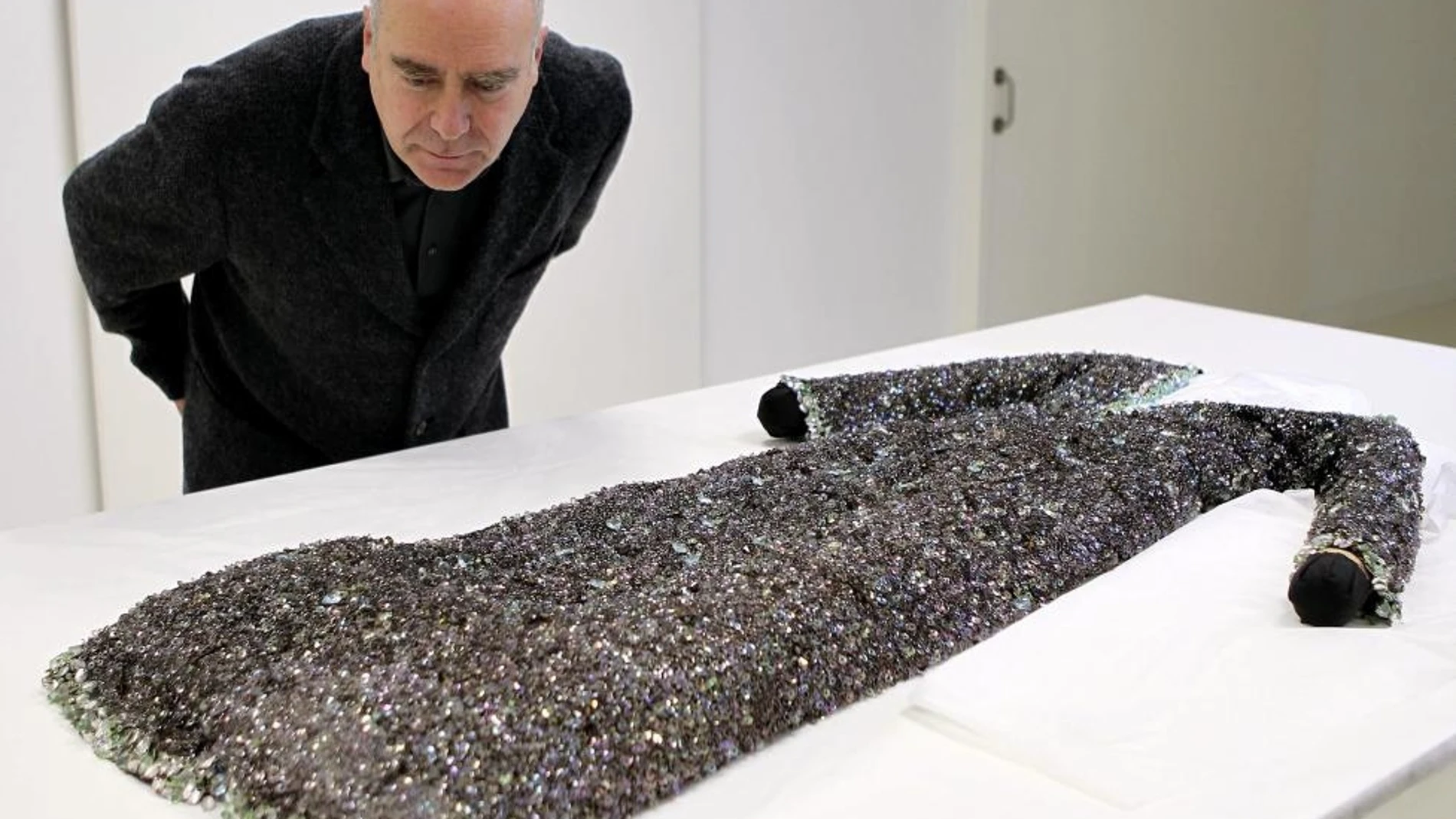 Javier González de Durana, director del Museo Balenciaga examina una de las nuevas piezas