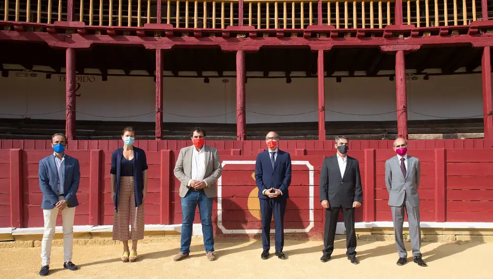 El consejero de Cultura y Turismo, Javier Ortega, presenta en la plaza de toros de Zamora el circuito de novilladas